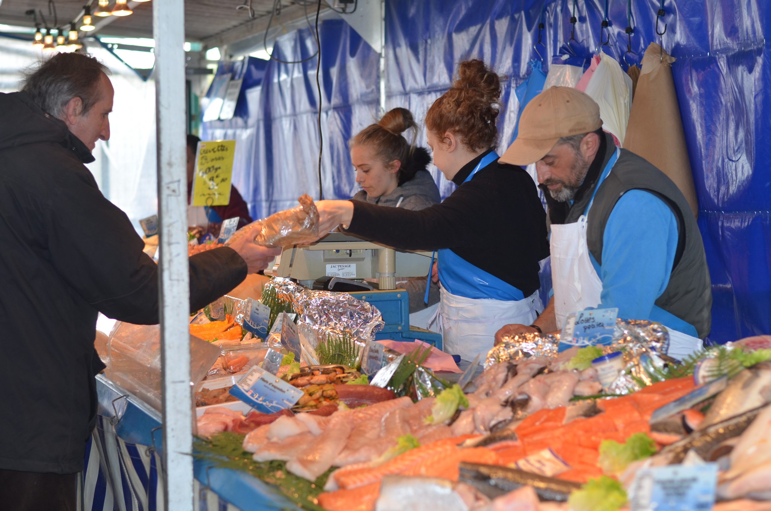 Marché de Saint-Germain-sur-Morin près de la résidence Sweet Loft Marché de Saint-Germain-sur-Morin – étal de poissons frais animé par des commerçants locaux, à proximité de la résidence Sweet Loft.